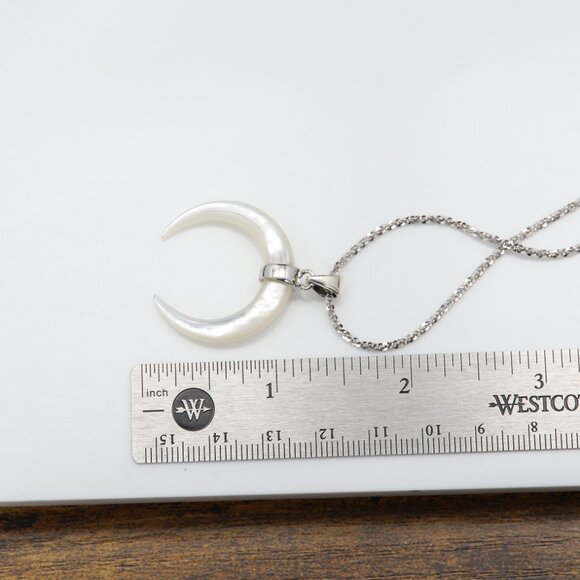 Bull Horn Moon crescent mother of pearl sterling silver pendant - Picture 3 of 5